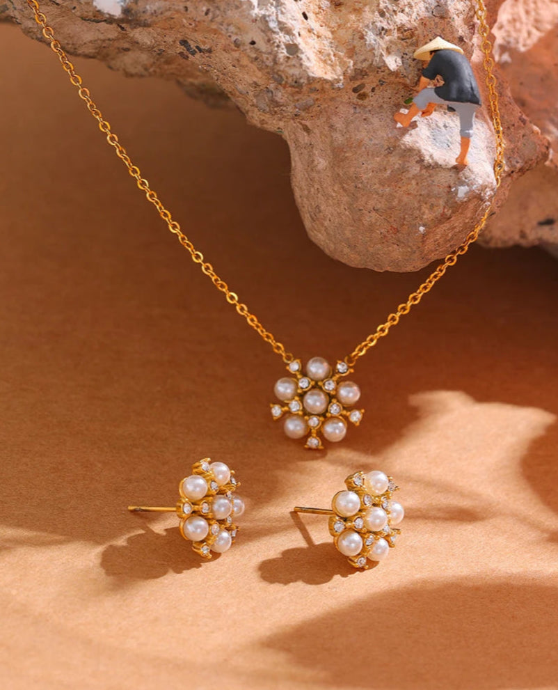 Flora Pearl Necklace