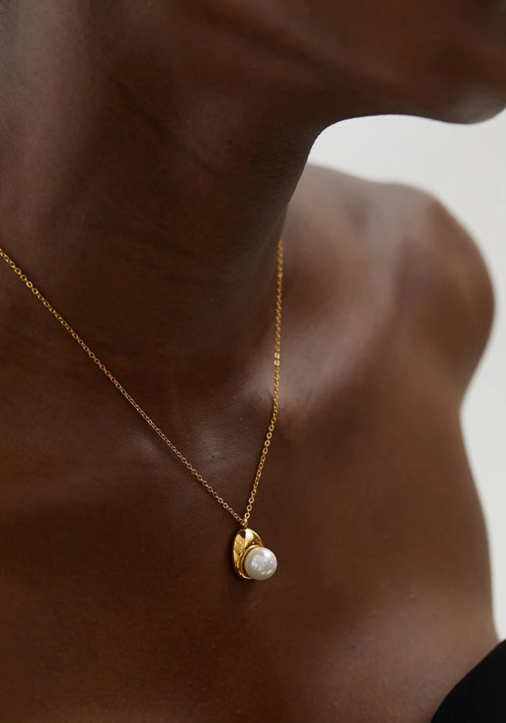 Golden Pearl Elegance Necklace