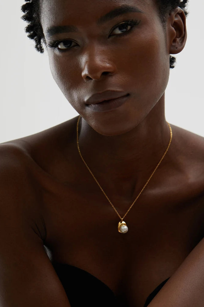 Golden Pearl Elegance Necklace
