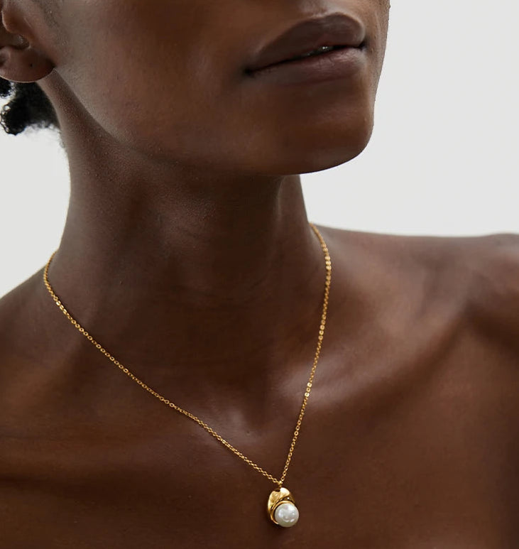 Golden Pearl Elegance Necklace
