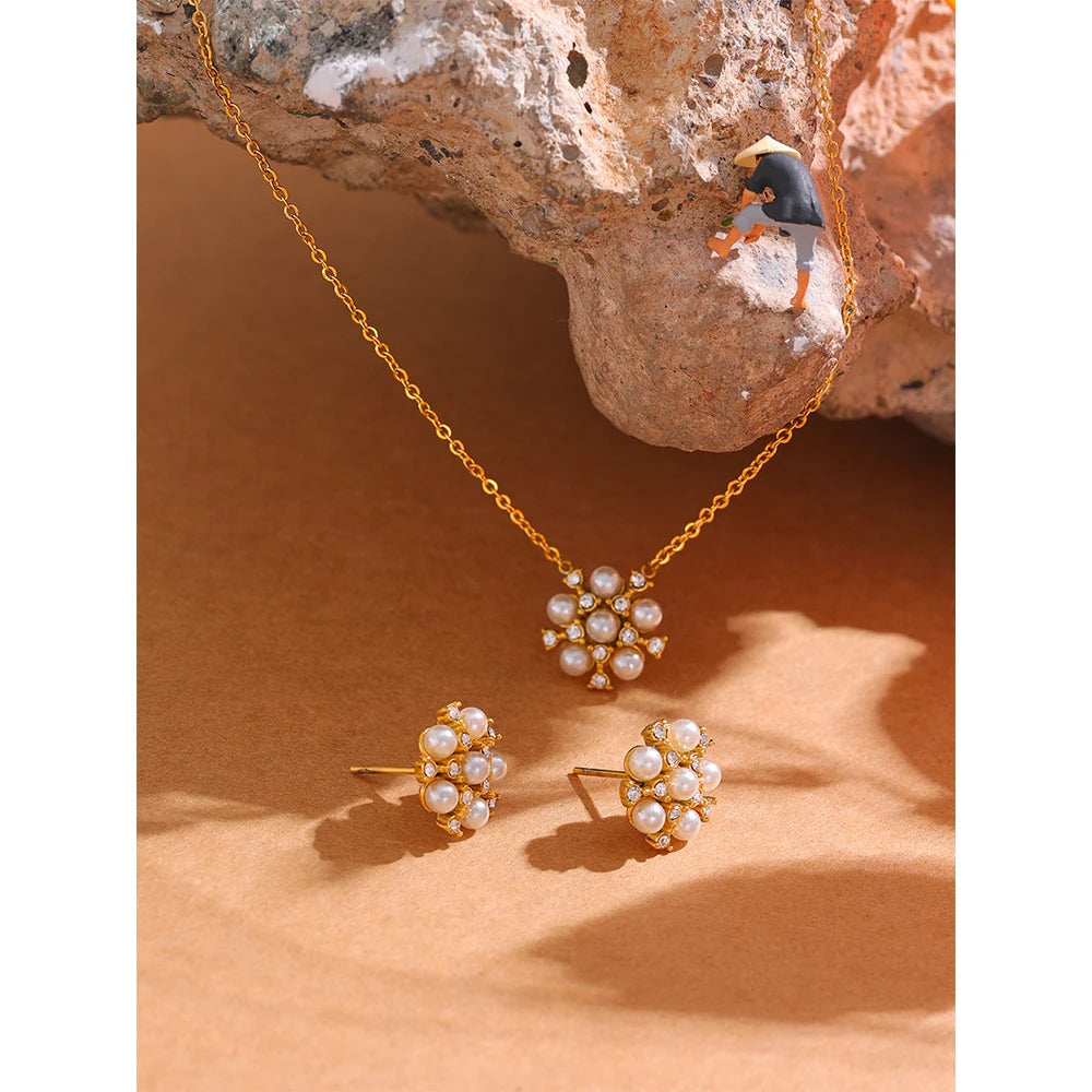 Flora Pearl Necklace