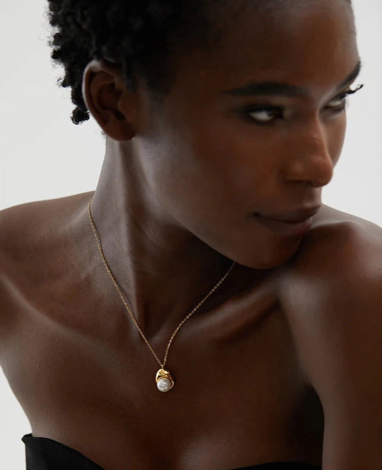 Golden Pearl Elegance Necklace